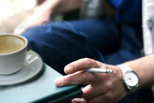 سيجارة وكوب قهوة صباحاً وهذا ما يحصل في جسمك