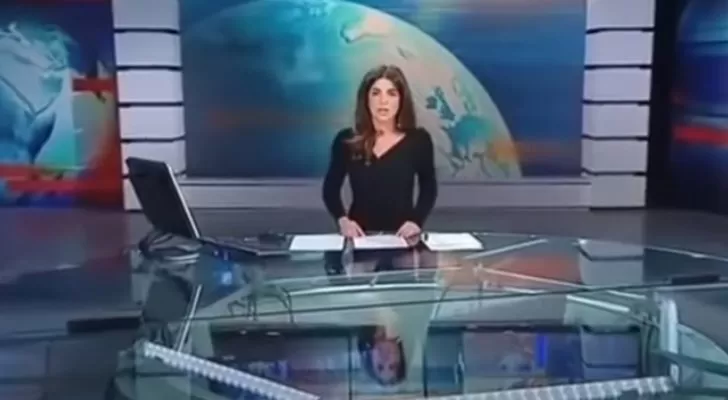 شاهد بالفيديو كيف فضحت مرأة في استديو الأخبار اشهر مذيعة تظهر للجمهور بدون بنطلون ولا ملابس داخلية سفلية