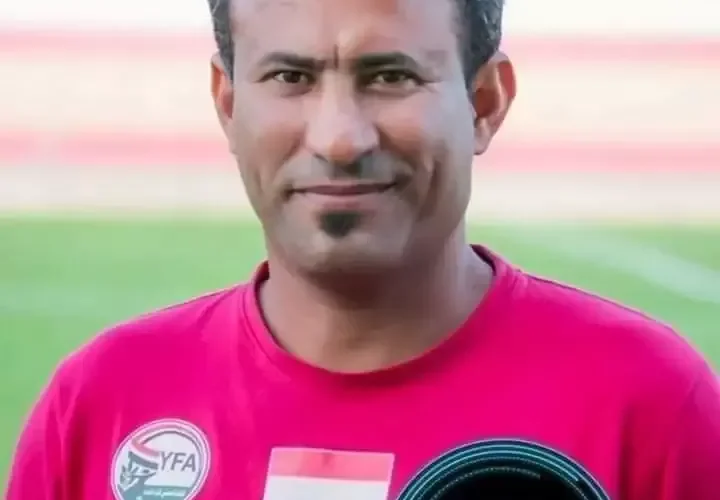 شاهد كيف احتضن مدرب اليمن كأس غرب اسيا على فراشه وهو نائم