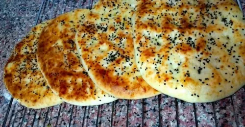 طـريقة عمل خبز التميس بالجبن وحبة البركة بالمكونات