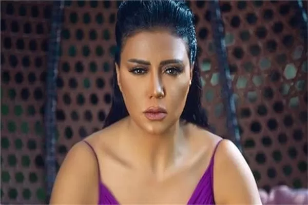 شاهد جسم رانيا يوسف يخرج بالكامل من الفستان الأحمر الناري