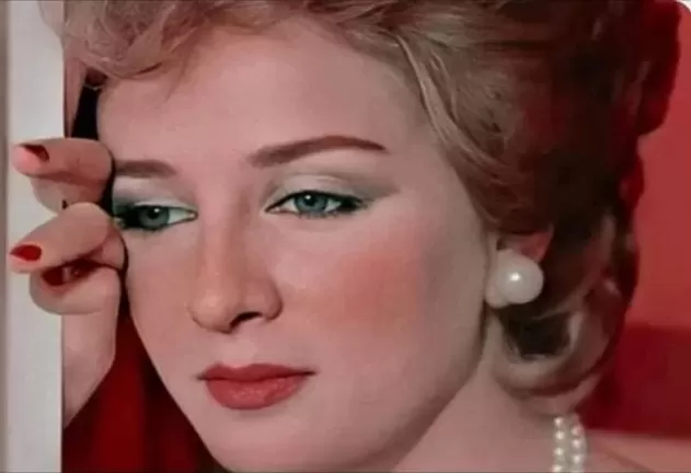 شاهد الجميلة نجلاء فتحي بعد الأنوثة الصرخة والجمال المثير تحولت الى زومبي حقيقي في اخر صورة نشرب لها!