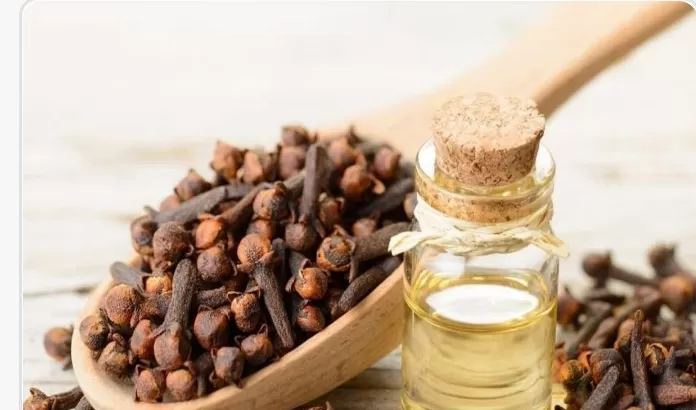 ملعقة القرنفل الجبارة للتخلص من الشعر الأبيض خلال دقائق وهنا الوصفة بالتفصيل
