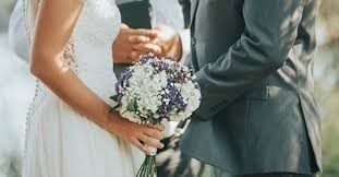 مراتي حامل.. عريس يرفض دعوة شقيقه الأكبر لحفل زفافه بسبب رسالة