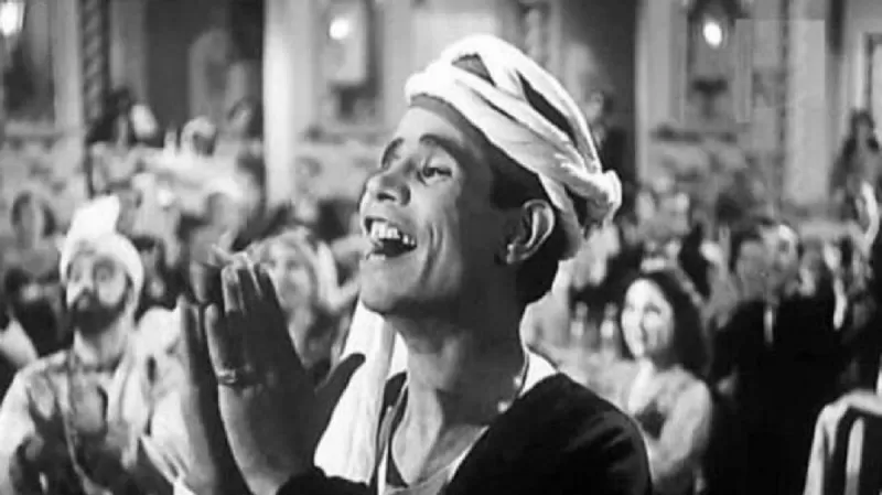 فنان مصري شهير يعود للحياة بين يدي الطبيب الشرعي الذي فقد عقله وخرج يجري في الشوارع كالمجنون