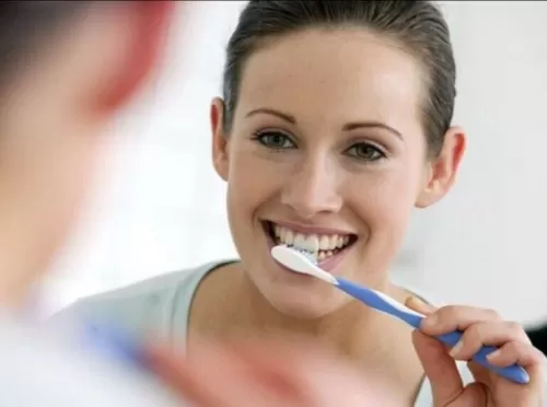 تنظيف الأسنان اثناء الإستحمام خطأ قاتل واليكم التفاصيل