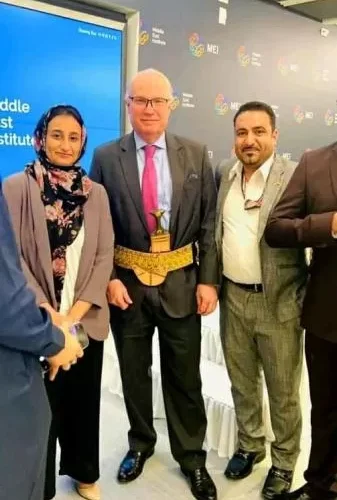 شاهد المبعوث الأممي لليمن وهو يرتدي الجنبية والزي اليمني