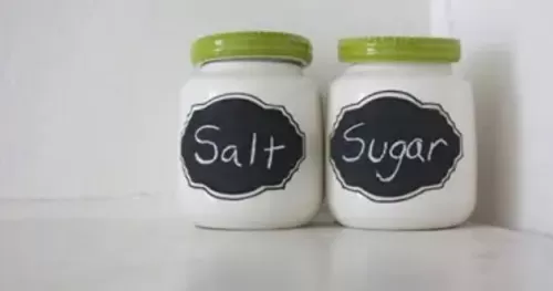 لن تصدق ما سيحدث لجسمك عند وضع خليط السكر والملح تحت لسانك قبل النوم