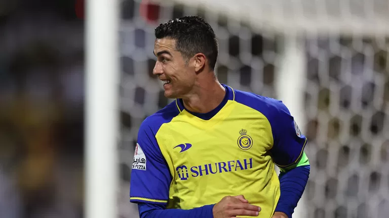 بعد المصارع “جونسينا” صور صادمة لرونالدو لاعب النصر السعودي وهو يرتدي ملابس نسائية كاملة..مالسر؟؟