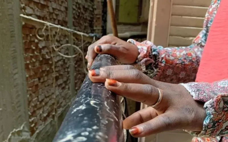 يمنية متحولة جنسيًا تتعرض لهتك عرضها ورميها في الشارع وشرطي عربي يعرضها على زملائه للاستمتاع..