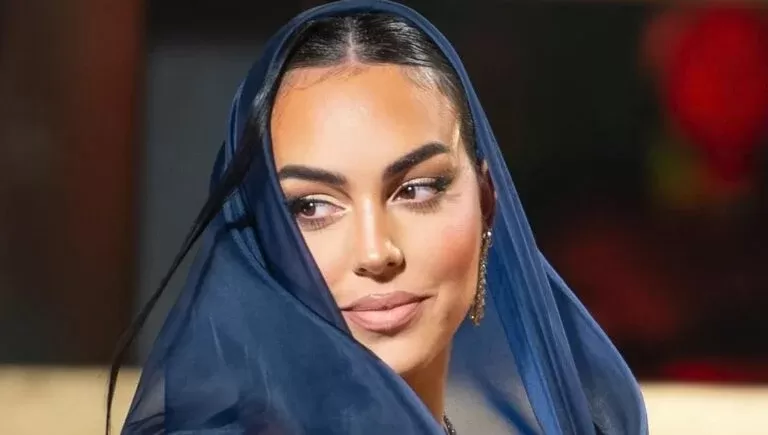 مثيرة وساحرة.. شاهد جورجينا تظهر وهي تتكلم العربية بملابس جريئة في أول إعلان تصوره في السعودية