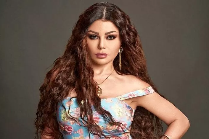 شاهد هيفاء وهبي في صور من دبي تستعرض جمالها بقطع من التراث اليمني ظهرت فيه كحورية من البحر