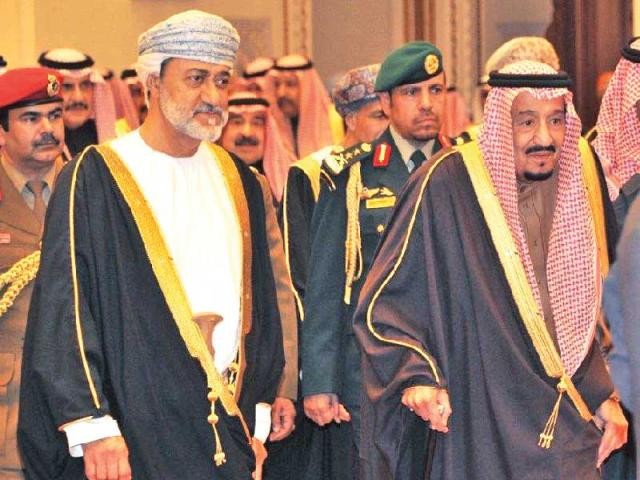 مستشار بالديوان الملكي السعودي يكشف مفاجأة عن علاقة ”سلطان عمان” بدولة قطر.. وتسريب ”بن علوي”!