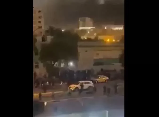 شاهد ما فعله العراقيون في السفارة الإيرانية في بغداد