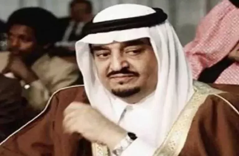 شاهد صورة نادرة للملك فهد في لحظة ابوية غير عادية