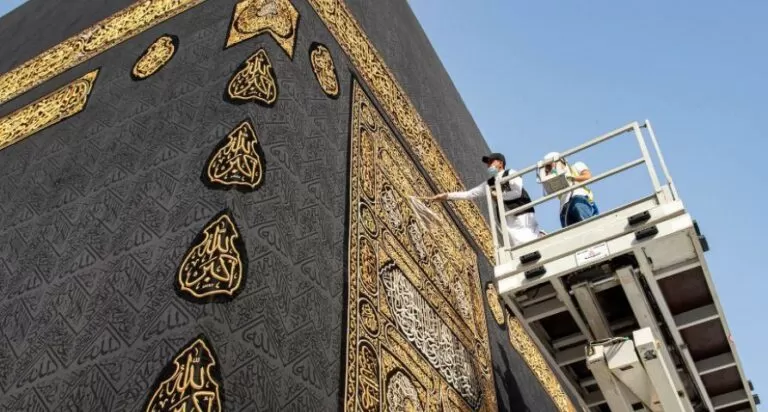 يتضمن 1.3 كجم من الحرير.. هذا ما يحتويه المتر المربع الواحد لكسوة الكعبة