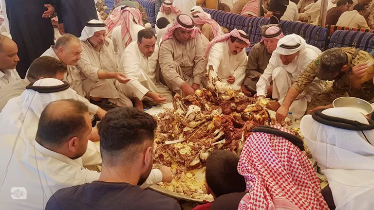 هذا السلوك اثناء تناول الكبسة سبب رئيسي للحموضة والارتجاع