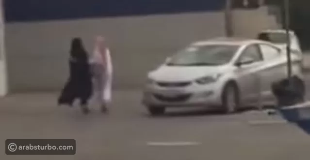 شاهد : سعودي يحاول إجبار فتاة حسناء على ركوب سيارته والمارة يتدخلون بعنف