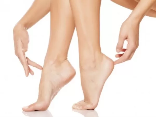 الحصول على كعوب وردية ومثل الحرير بدون احراج