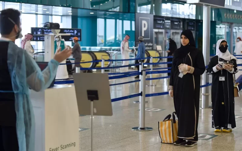 السعودية تعلن عن شروط جديدة للسماح بإجازة مدفوعة الراتب وإجراءات الخروج للوافدين الراغبين بالسفر.. تعرف عليها!