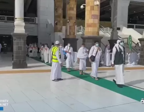 شاهد لحظة دخول أول أفواج الحجاج المسجد الحرام وأداء طواف القدوم