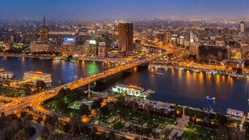 شاهد ما فعله هذا الجزار المصري بعجوز مسنة في الشارع امام الجميع