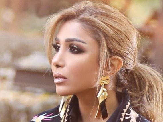 بالفيديو.. فنانة يمنية تنهار بالبكاء في شوارع بيروت وهي تقود سيارتها الفارهة بين أنقاض الدمار