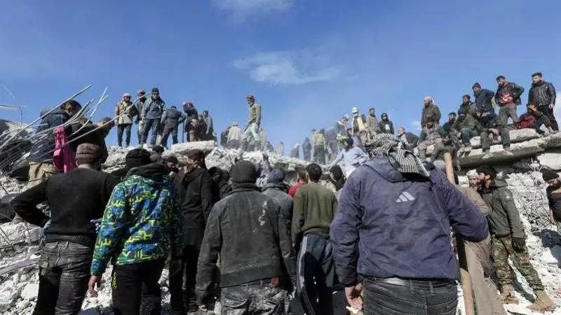 فيديو من سوريا يبث الفرح بعد 40 ساعة من الإنقاذ.. وهتافات التكبير والشكر تدوي من وسط الركام