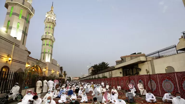 رسمياً : السعودية تعلن منع كل هذه الاشياء في جميع مساجد المملـكة قبل أسابيع من شهر رمضان