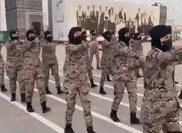 شاهد.. جندية سعودية تقوم بحركة جريئة اثناء عرض عسكري جعلت والدتها تنفجر بالبكاء!