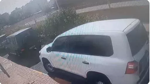 فيديو ظريف لردت فعل راعي لاندكروزر بعد أن تجاوزته فتاة على سيارة جي كلاس بسرعة مذهلة امام ستار بكس