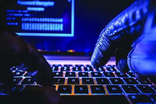 فيديو.. أخذت الرقم السري من خالها واستولت على 250 مليون ريال!