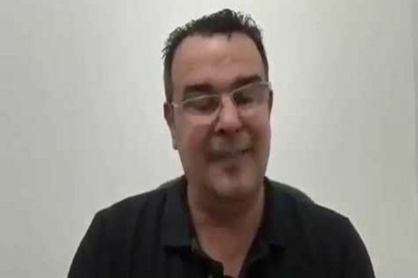 بالفيديو: مذيع سابق بـ”الجزيرة” يصفع منسوبيها: هل تعرفون ماذا تعني بلاد الحرمَيْن؟
