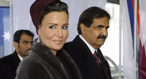 تسريب صورة غير مسبوقة للشيخة موزة وزوجها امير قطر السابق