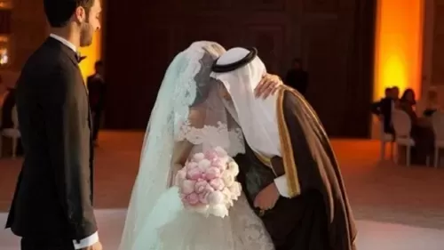 عريس سعودي اكتشف اثناء دخلته ان معه على السرير ليست عروسته وقبل ان يقوم بأي ردت فعل سبقته هي وحولته لخاتم بين يديهابهذه الطريقة الشيطانية