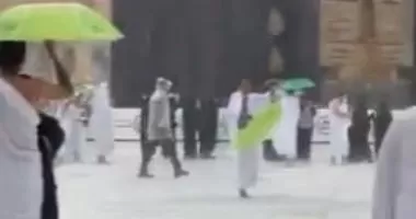 بالفيديو: امطار غزيرة تغرق ساحات المسجد الحرام بمكة المكرمة
