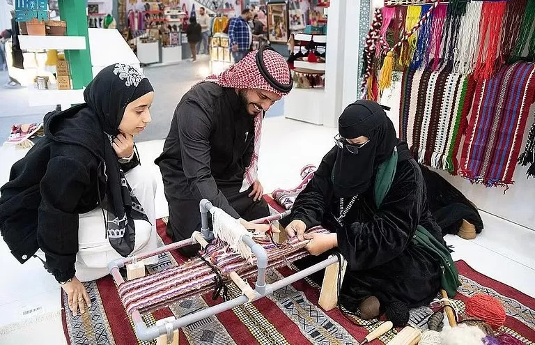 بالصور : حياكة “السدو” تجذب زوار المعرض العربي للأسر المنتجة السعودية بمصر