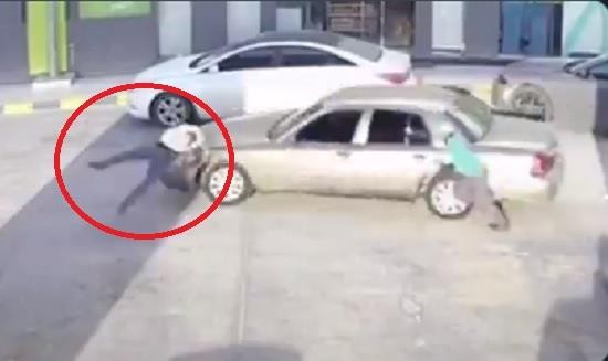 بالفيديو: سعودي يدهس شخصاً اثناء هروبه من محطة بنزين لكي لا يدفع الحساب