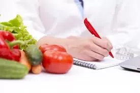 خبير سعودي يحذر تناول هذه الأطعمة على معدة فارغة