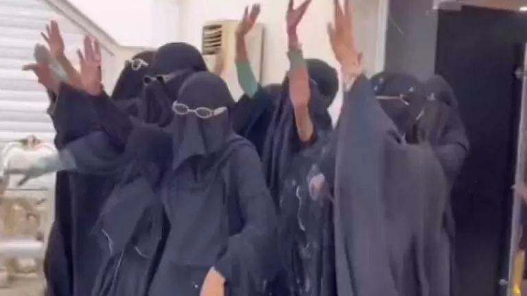 بالفيديو.. سيدة سعودية تقتحم حفل زفاف زوجها على أخرى..بهذه الحركات التي ادهشت جميع من في المملكة