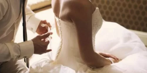 شاهد عريس يقتل عروسته اثناء دخلته بها على السرير بطريقة بشعة وما فعلها بها جعل اهلها يقومون بهذا العمل