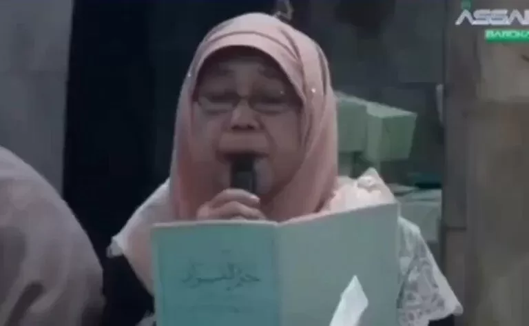 فيديو مؤثر لوفاة سيدة اثناء اختبار ختم القرآن الكريم في اكبر دولة إسلامية
