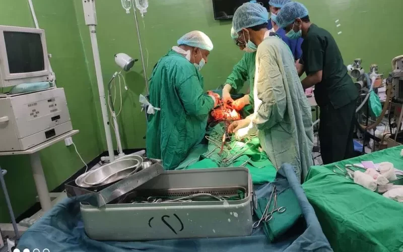 تفاصيل عملية جراحية صعبة ومعقدة تُجرى لأول مرة في عدن