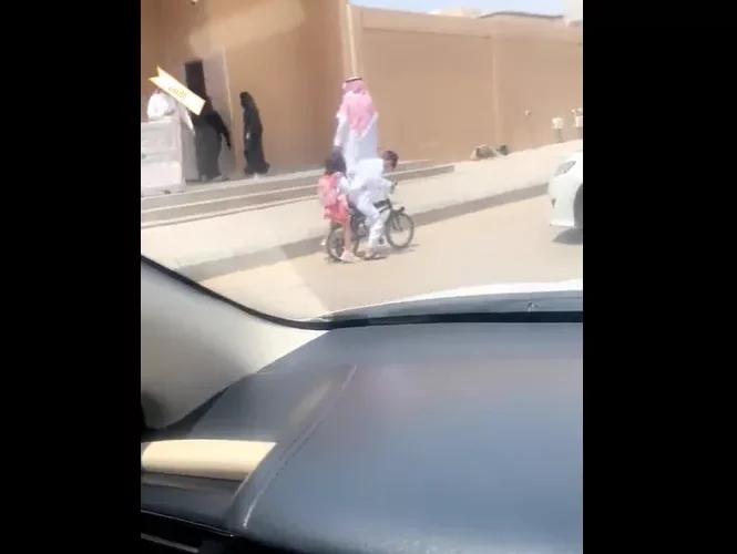 فيديو يشعل السعودية لطفل يوصل شقيقته الصغرى للمدرسة بدراجته الصغيرة