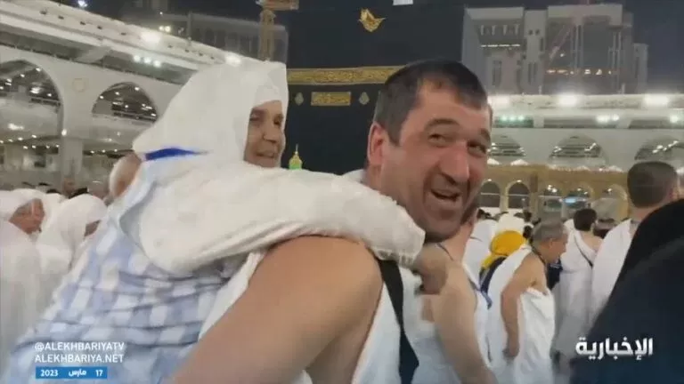 فيديو مؤثر لمعتمر يحمل والدته على ظهره في صحن المطاف اثناء العمرة