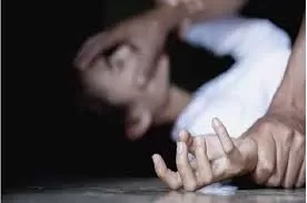 سائق تاكسي في الكويت خدر فتاة في سيارته ليعـتدي عليها جنسياً وبعد أن جردها من ملابسها شاهد الشيء الذي جعله يمشي كالمجنون في الشوارع