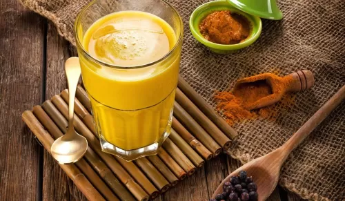 ماذا يحدث لجسمك عند شرب خليط من الكركم والزنجبيل؟
