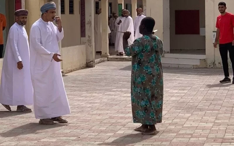 بالفيديو: عاملة افريقية تقتحم مدرسة في سلطنة عُمان وتختطف المعلمين والتلاميذ وهذه هي مطالبها