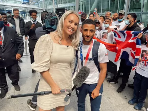 صحفية بريطانية تعلق على استقبال ” جلال يافعي ” في مطار هيثروا