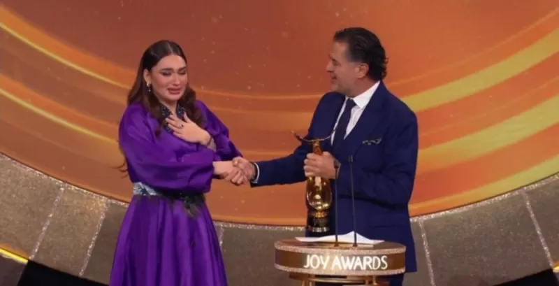 شاهد بكاء الفنانة السعودية جوري قحطان على مسرح JoyAwards بعد اعلان فوزها
